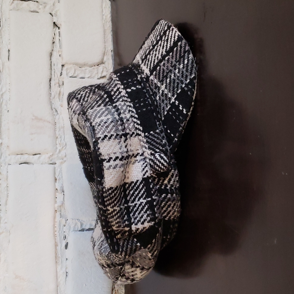 Smart Set plaid hat with button detail